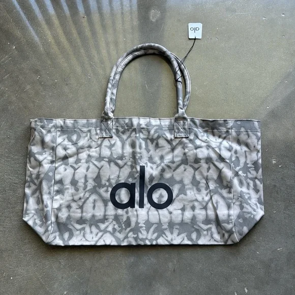 Alo Yoga Shopper Tote - Picture 2 of 5